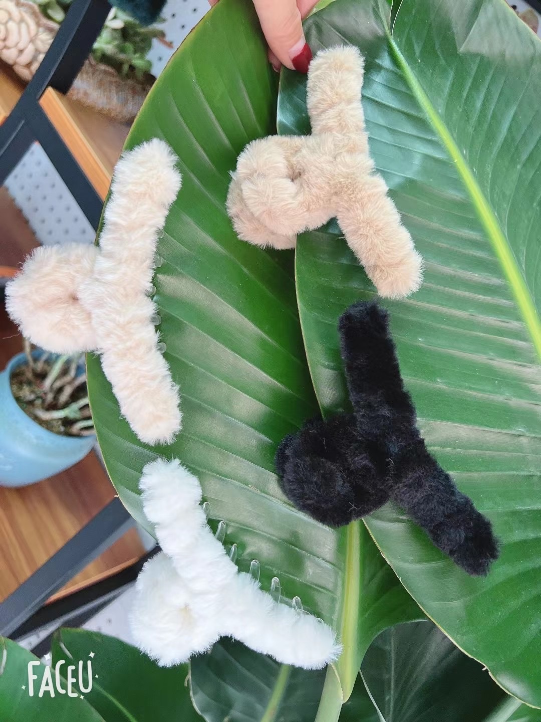 Plush claw clips, hair clips, autumn and winter large shark clips, hair clips, popular 2021 new style, elegant hair clips details Picture