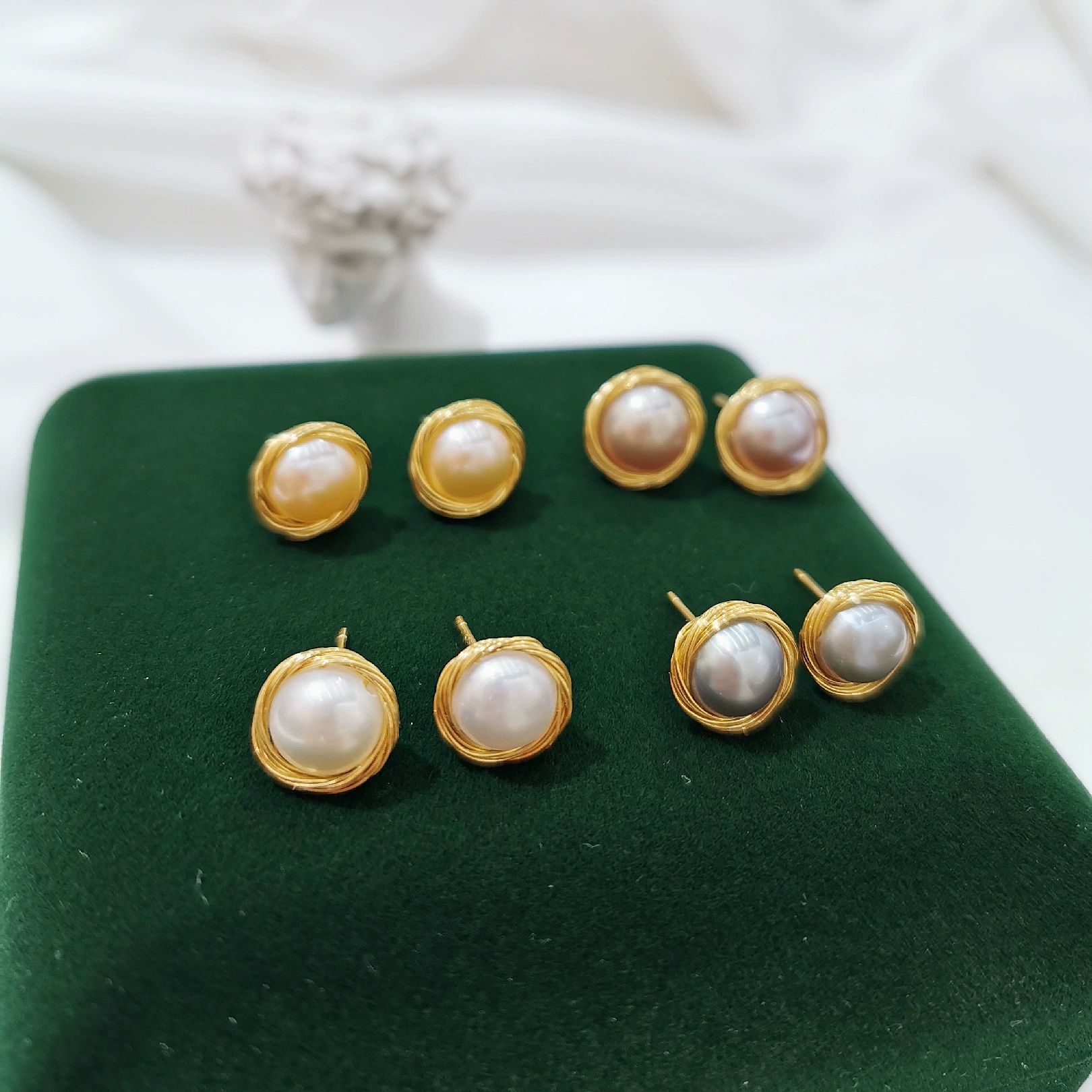 Wholesale of the latest Korean-style, simple and elegant freshwater pearl stud earrings, exquisitely handcrafted 14K gold wound pearl earrings