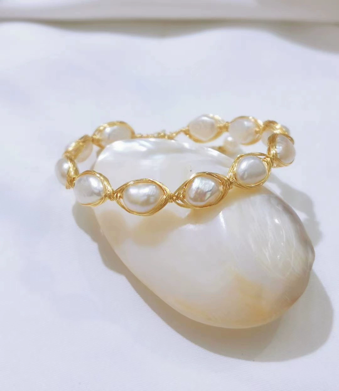 A new Korean-style natural pearl bracelet is selling well during a live stream. It's a versatile and stylish handcrafted irregular freshwater pearl bracelet for women details Picture
