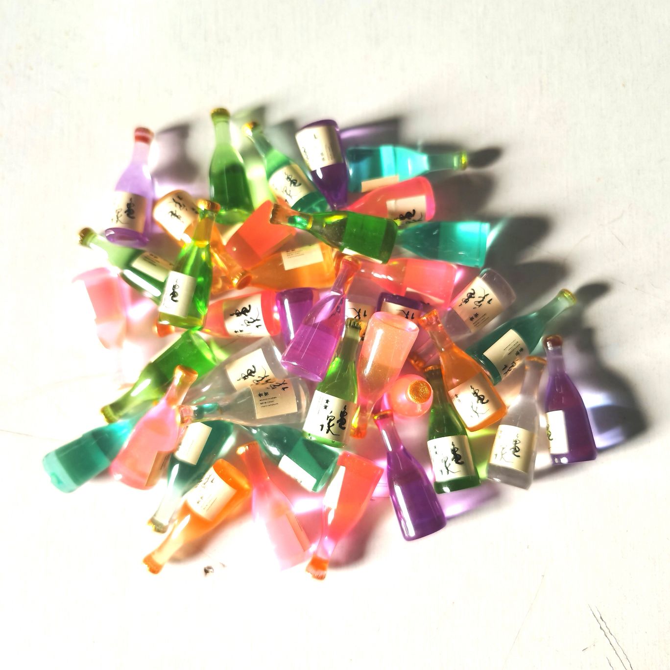 Resin accessories, mobile phone cases, refrigerator patch materials, DIY handmade small bottles, wine bottles, simulation toys, jewelry accessories, beverage bottles, food and play ornaments, mixed bottles, wholesale Japanese sake, Kamezumi sake, one pack of 500 pieces Application Scenario