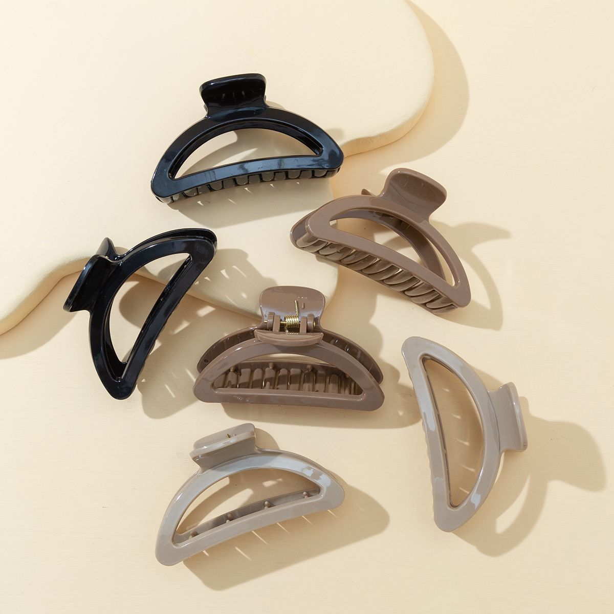 Haishen Accessories, a popular and trendy Korean-style grab clip, plastic clip, milk tea three-color arc-shaped semi-circular bath clip Item Picture