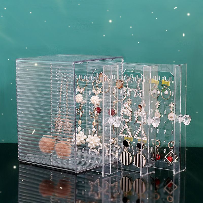تعرض جين فان مجموعة كبيرة من الاقراط موضوعة في الاقراط Specification image