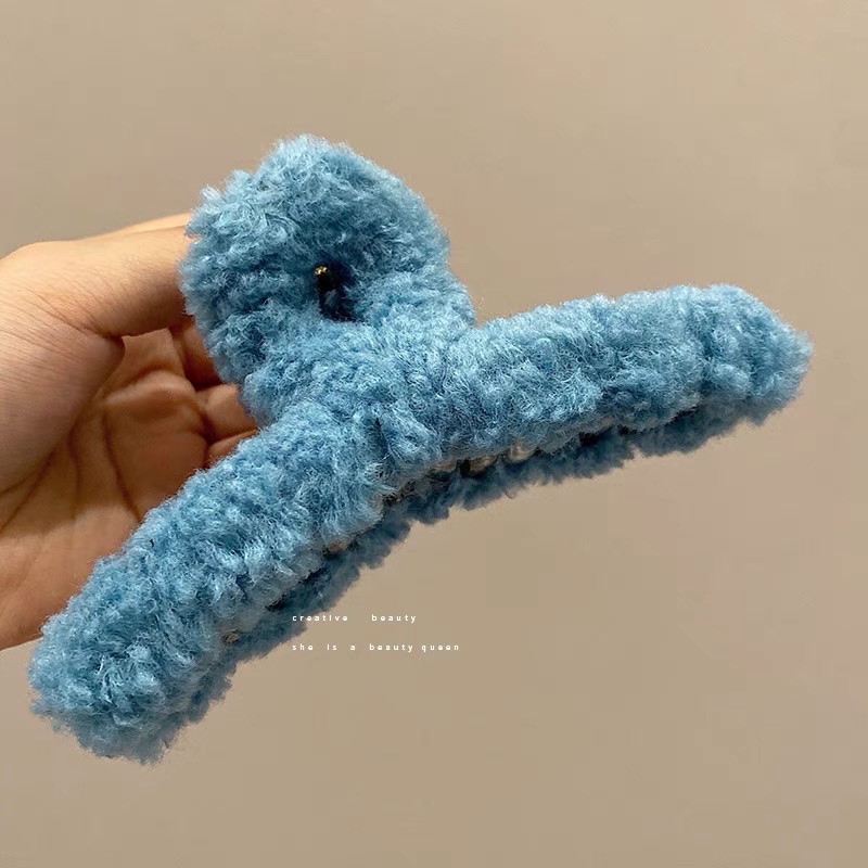 Lambskin grabber, back of the head, plush hair clip, women's large size, high-end feel, shark clip, furry hair clip, autumn and winter hair accessory Application Scenario