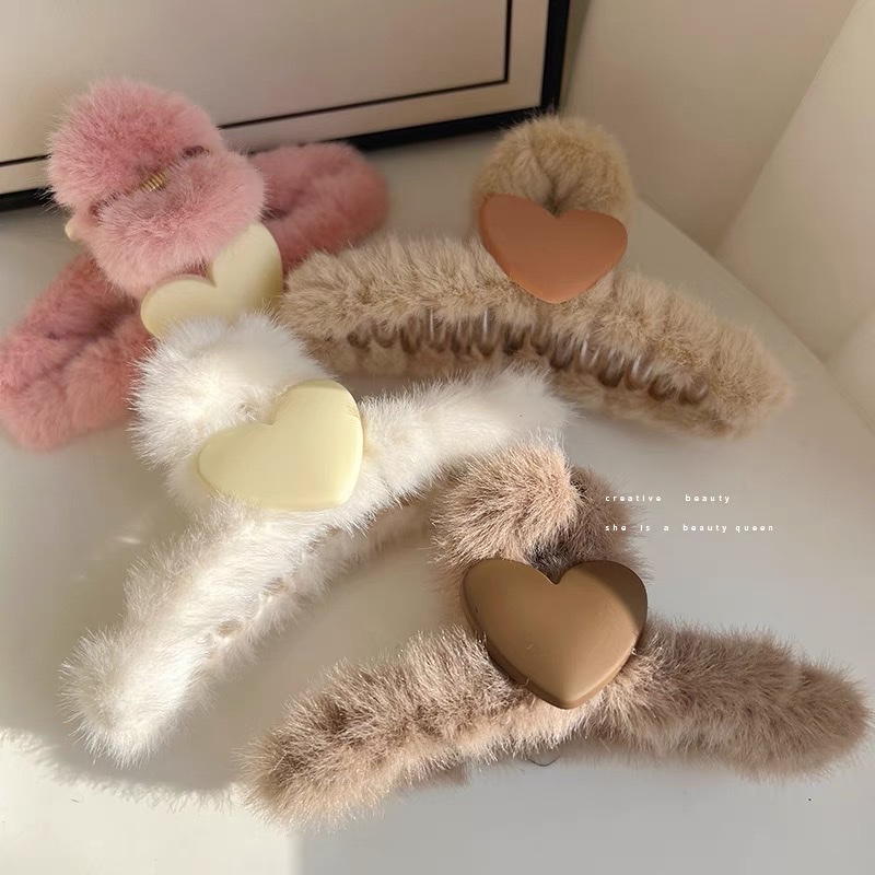 Heart-shaped plush hairpin for women, autumn and winter, back of the head, coiled hair, large shark hairpin, versatile headwear and hairpin Application Scenario