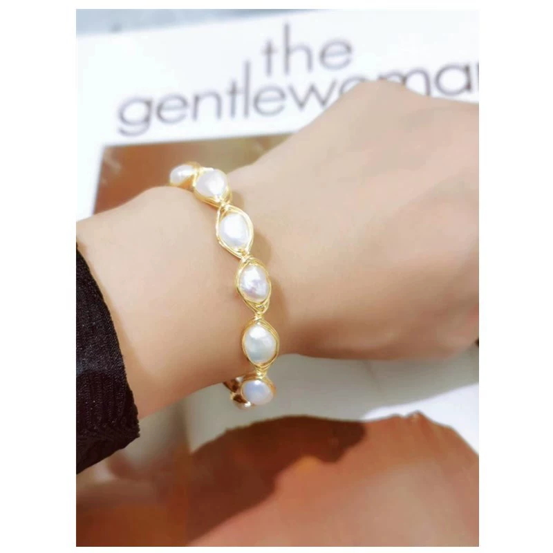 A new Korean-style natural pearl bracelet is selling well during a live stream. It's a versatile and stylish handcrafted irregular freshwater pearl bracelet for women Application Scenario