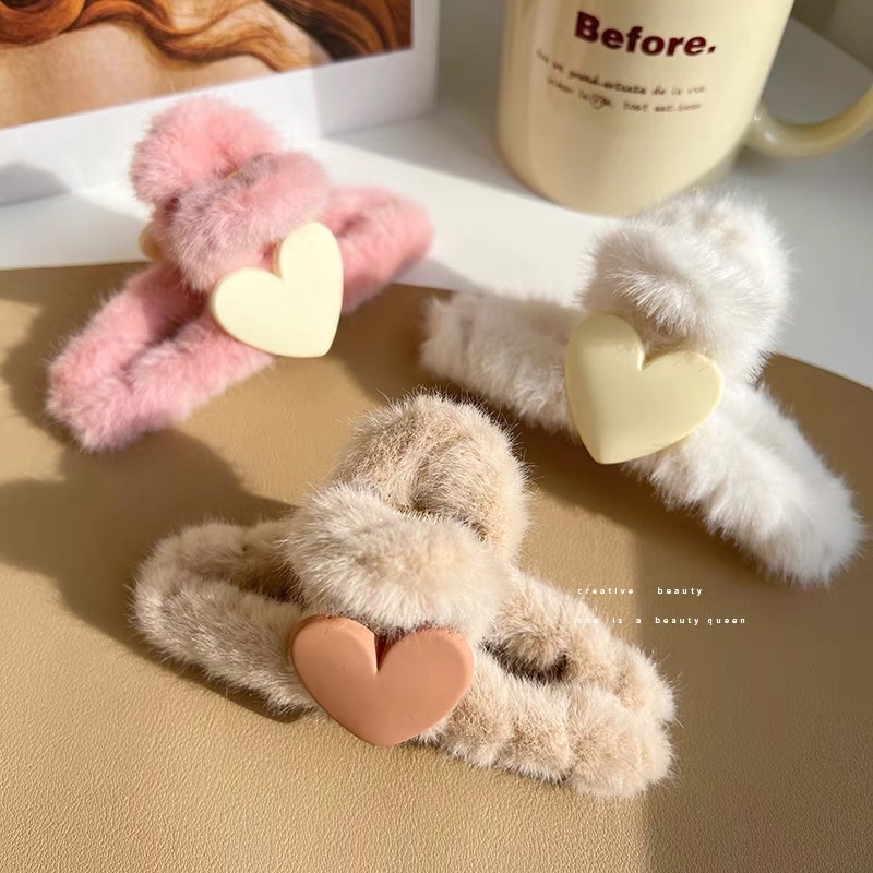 Heart-shaped plush hairpin for women, autumn and winter, back of the head, coiled hair, large shark hairpin, versatile headwear and hairpin details Picture