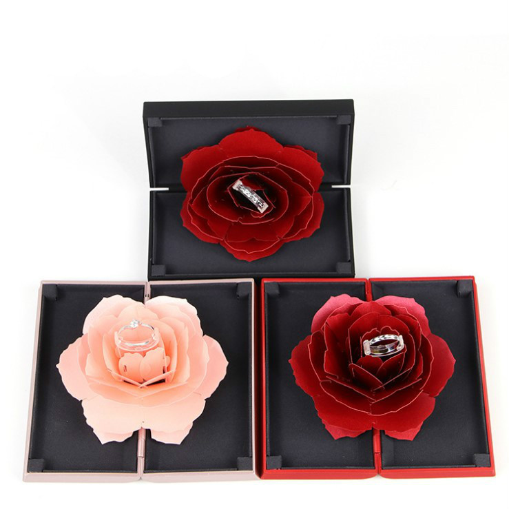 Wei Wen showcased a rotating rose ring box, a height-adjustable high-end proposal box, and a creative wedding ring box that became a social media sensation