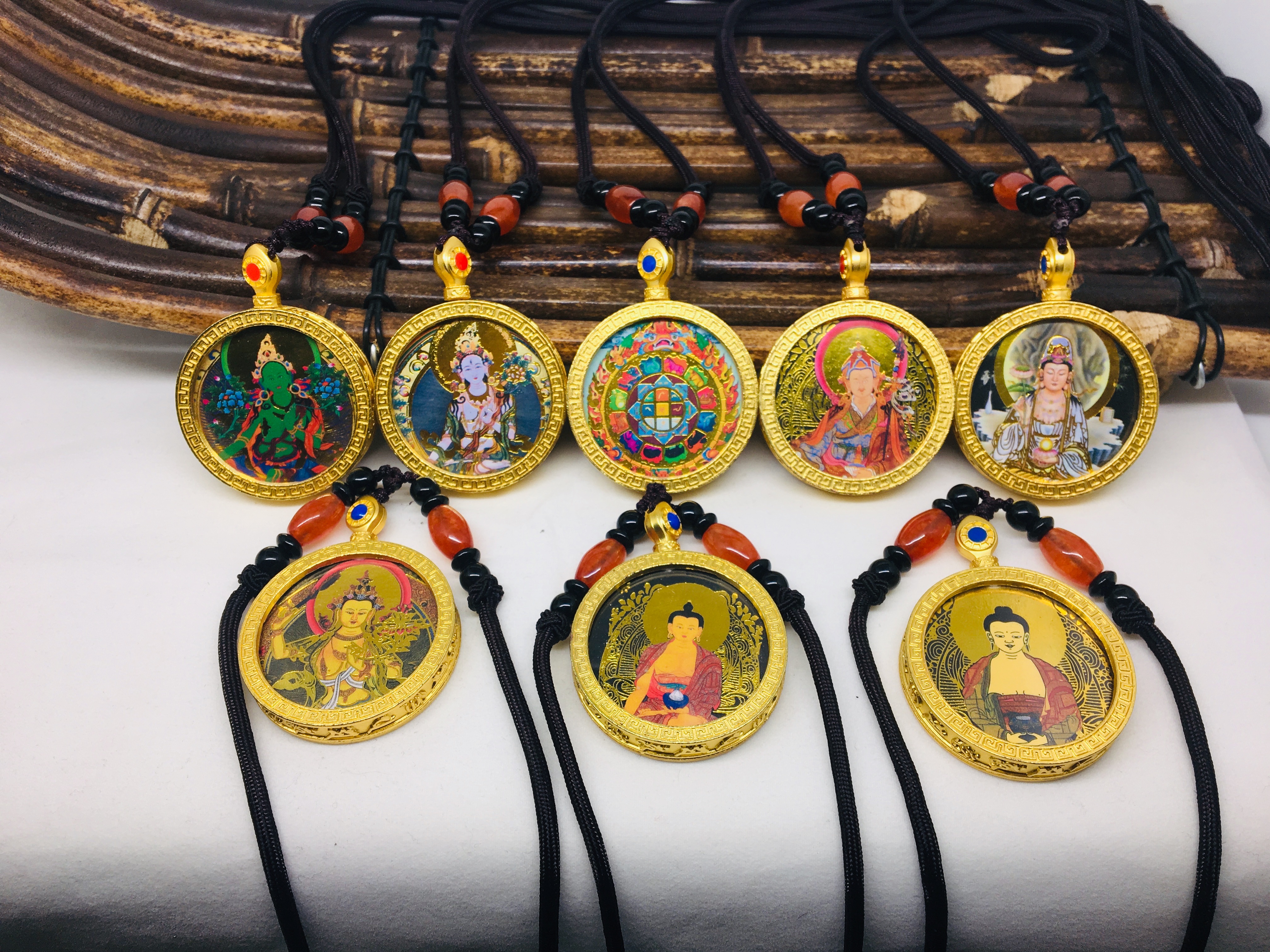 Round golden Thangka pendant necklace, gilded Four-Wall Guanyin pendant necklace, unisplendour style Specification image