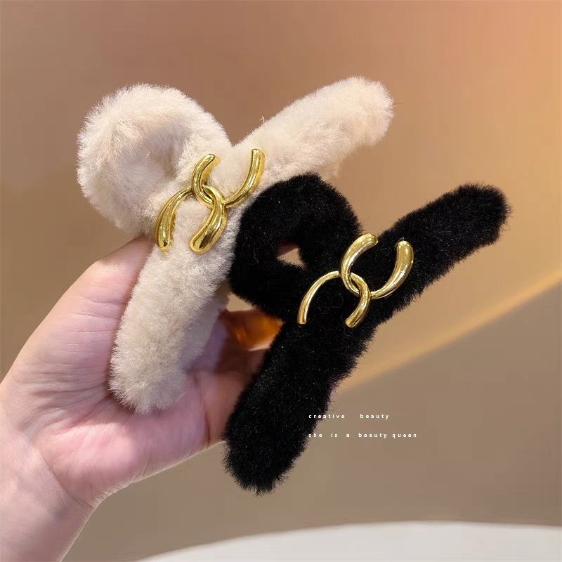 Autumn and winter, a small chanel-style plush super large hairpin, a female updo on the back of the head, a shark furry hairpin, with a high-end feel Item Picture