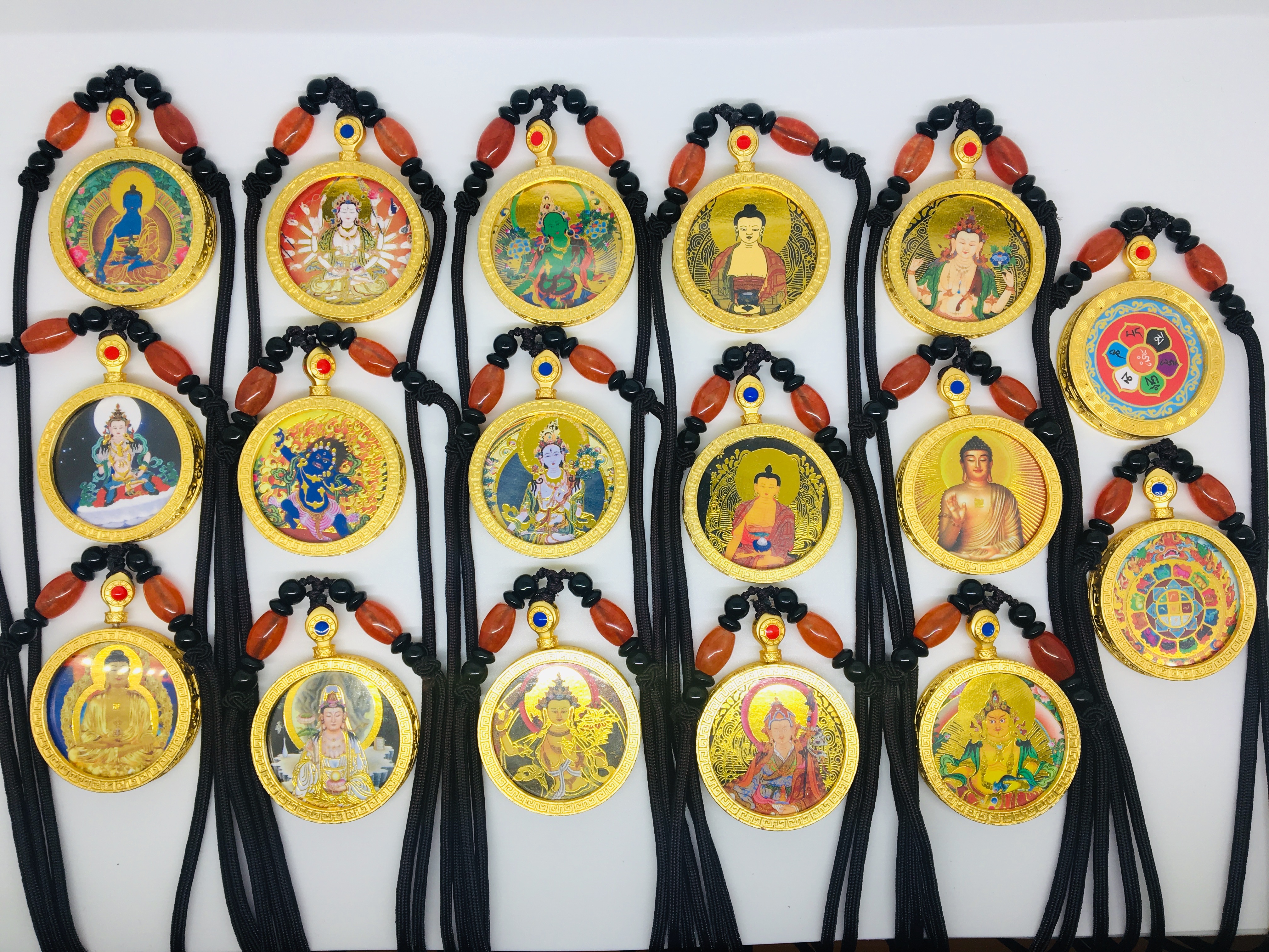 Round golden Thangka pendant necklace, gilded Amitabha Buddha 1 pendant necklace, unisex style Item Picture