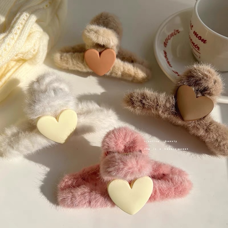 Heart-shaped plush hairpin for women, autumn and winter, back of the head, coiled hair, large shark hairpin, versatile headwear and hairpin Specification image