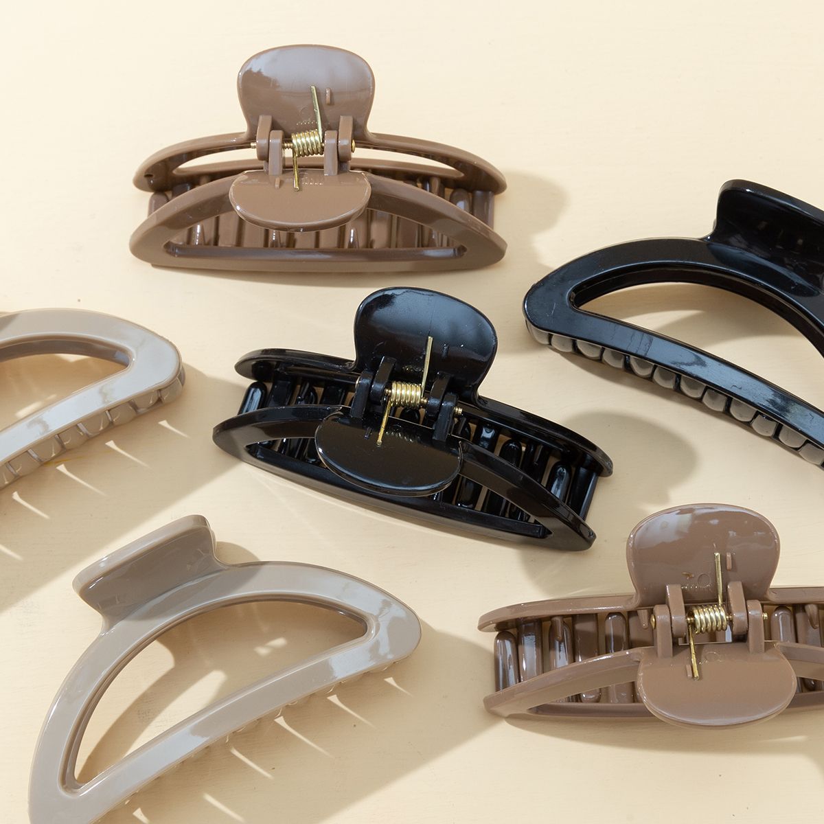 Haishen Accessories, a popular and trendy Korean-style grab clip, plastic clip, milk tea three-color arc-shaped semi-circular bath clip Specification image