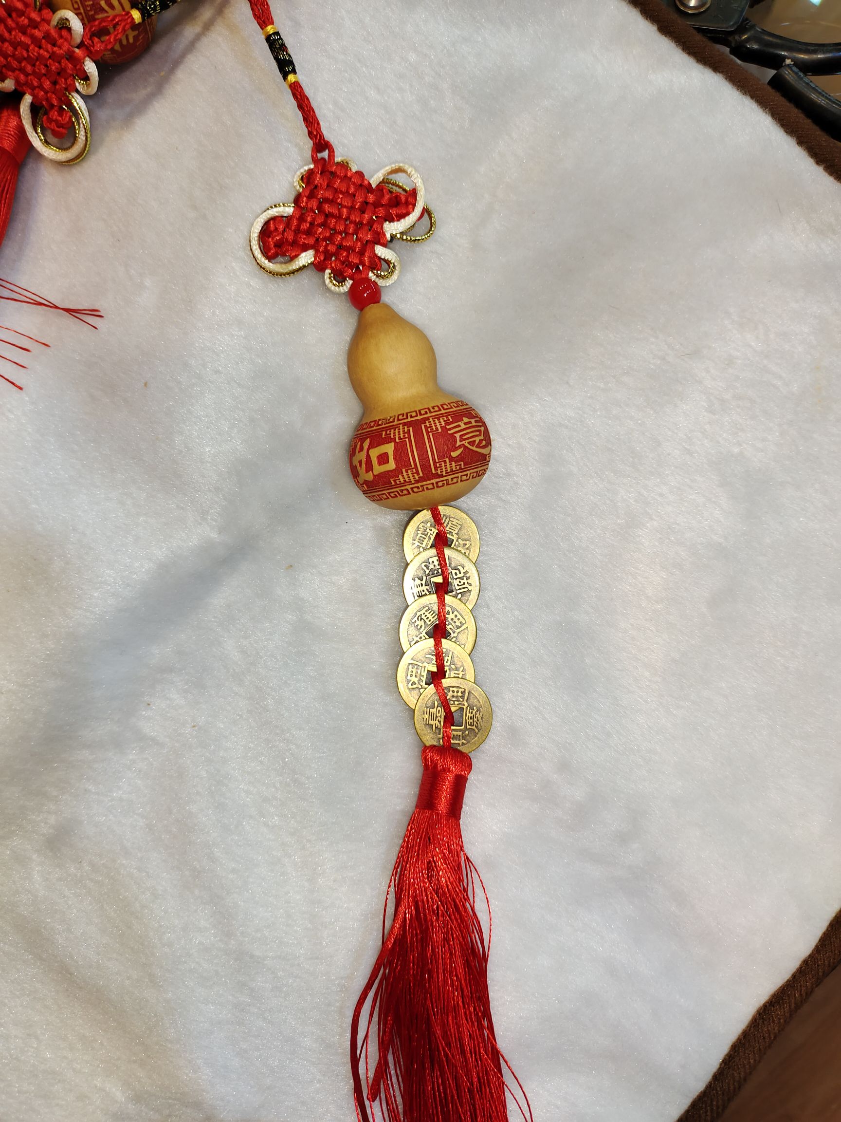 Carve a hand-twisted natural gourd with Five Emperors' coins detail image 5