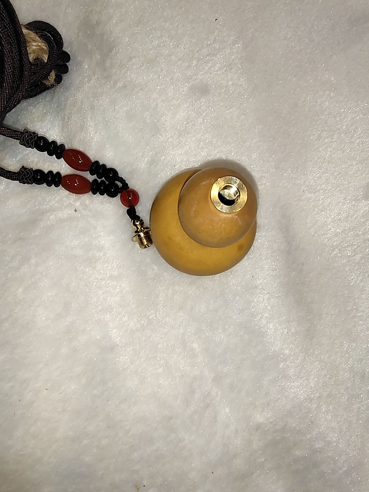 A natural gourd aged necklace with copper inlays Specification image