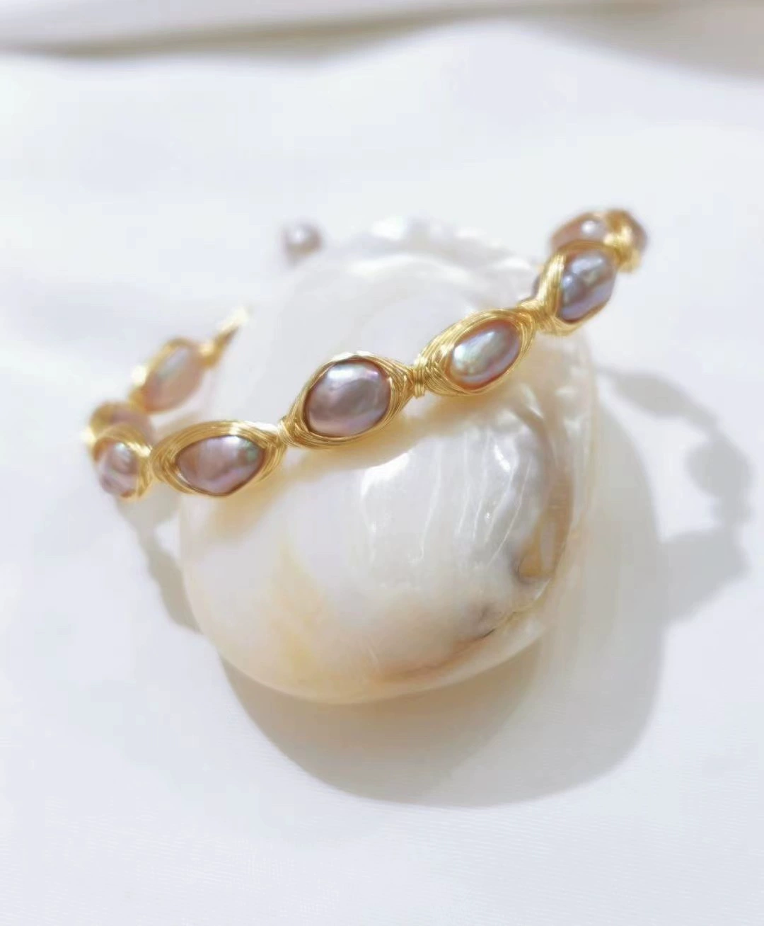 A new Korean-style natural pearl bracelet is selling well during a live stream. It's a versatile and stylish handcrafted irregular freshwater pearl bracelet for women Specification image