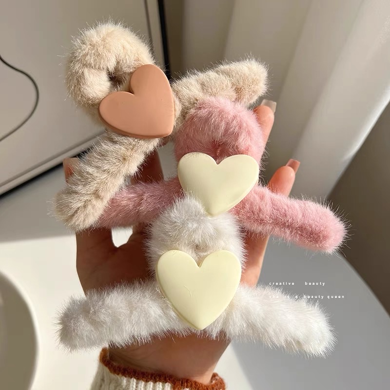 Heart-shaped plush hairpin for women, autumn and winter, back of the head, coiled hair, large shark hairpin, versatile headwear and hairpin Item Picture