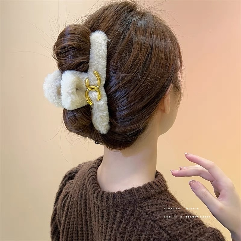 Autumn and winter, a small chanel-style plush super large hairpin, a female updo on the back of the head, a shark furry hairpin, with a high-end feel details Picture