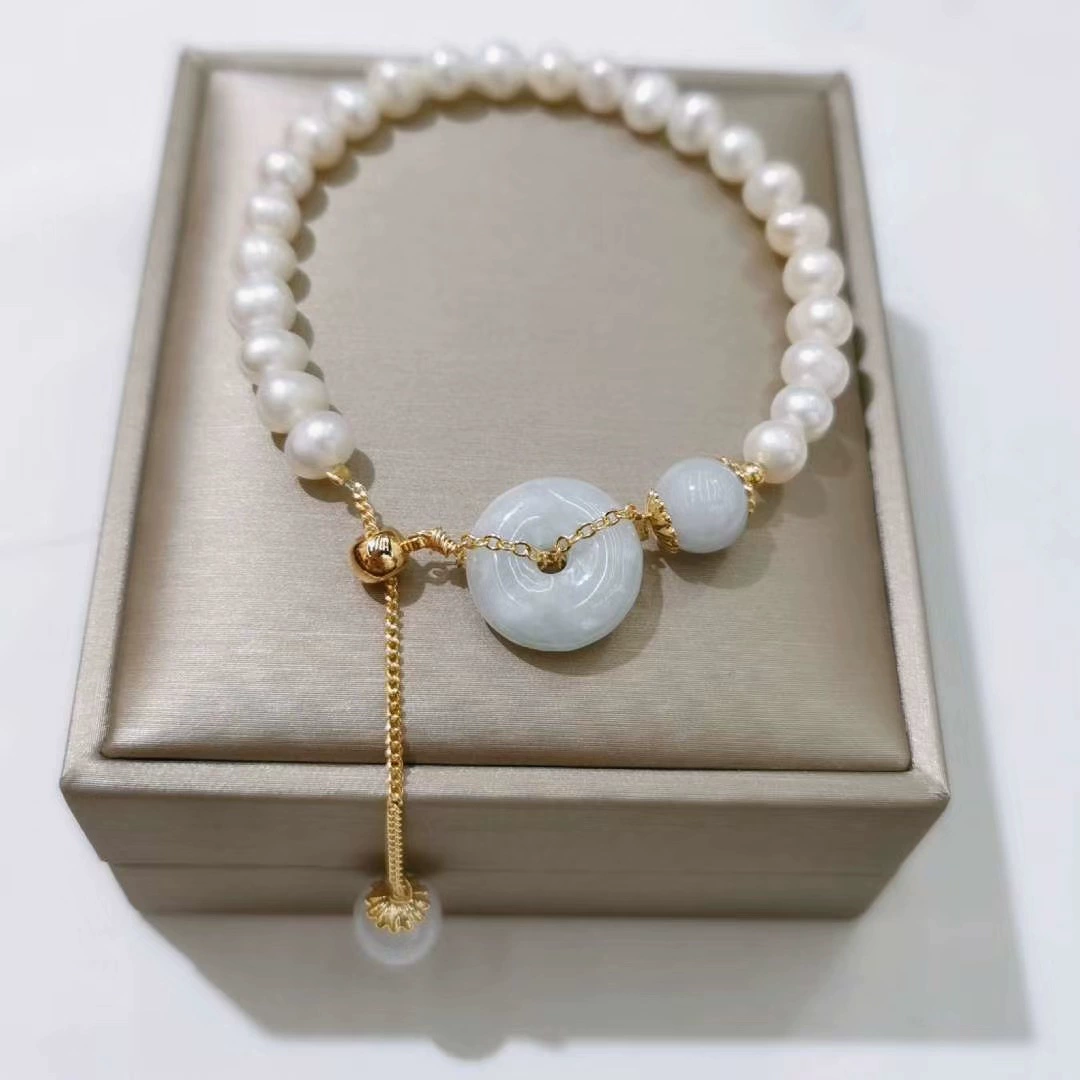 Live-streaming bestseller: New Korean-style natural pearl bracelet, versatile women's handcrafted jade peace pendant, freshwater pearl bracelet Application Scenario
