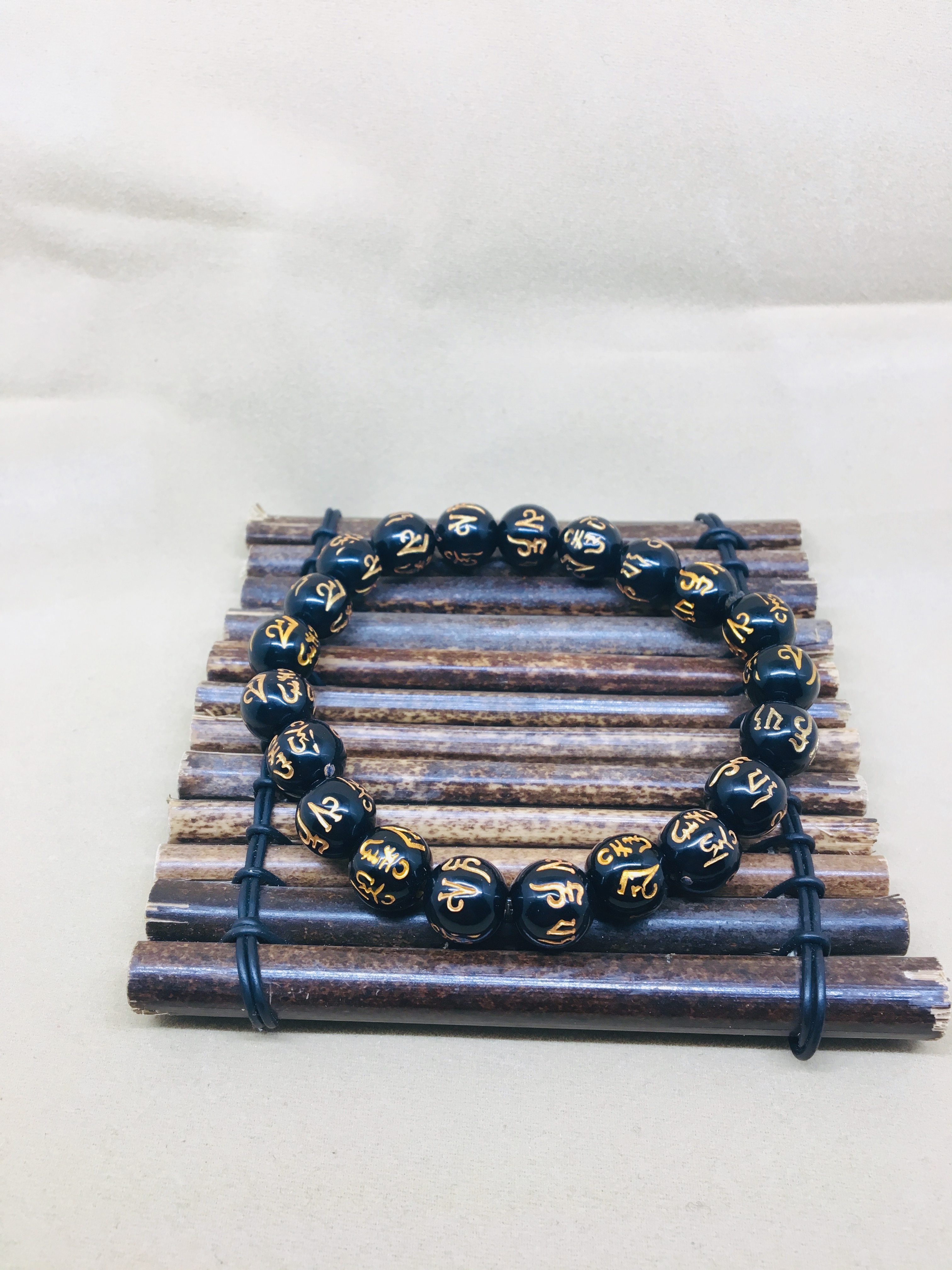 Resin material best-selling items are selling well in scenic spots and tourist attractions. 10mm red bracelets and 10mm bracelets are essential for setting up stalls in shopping centers Application Scenario