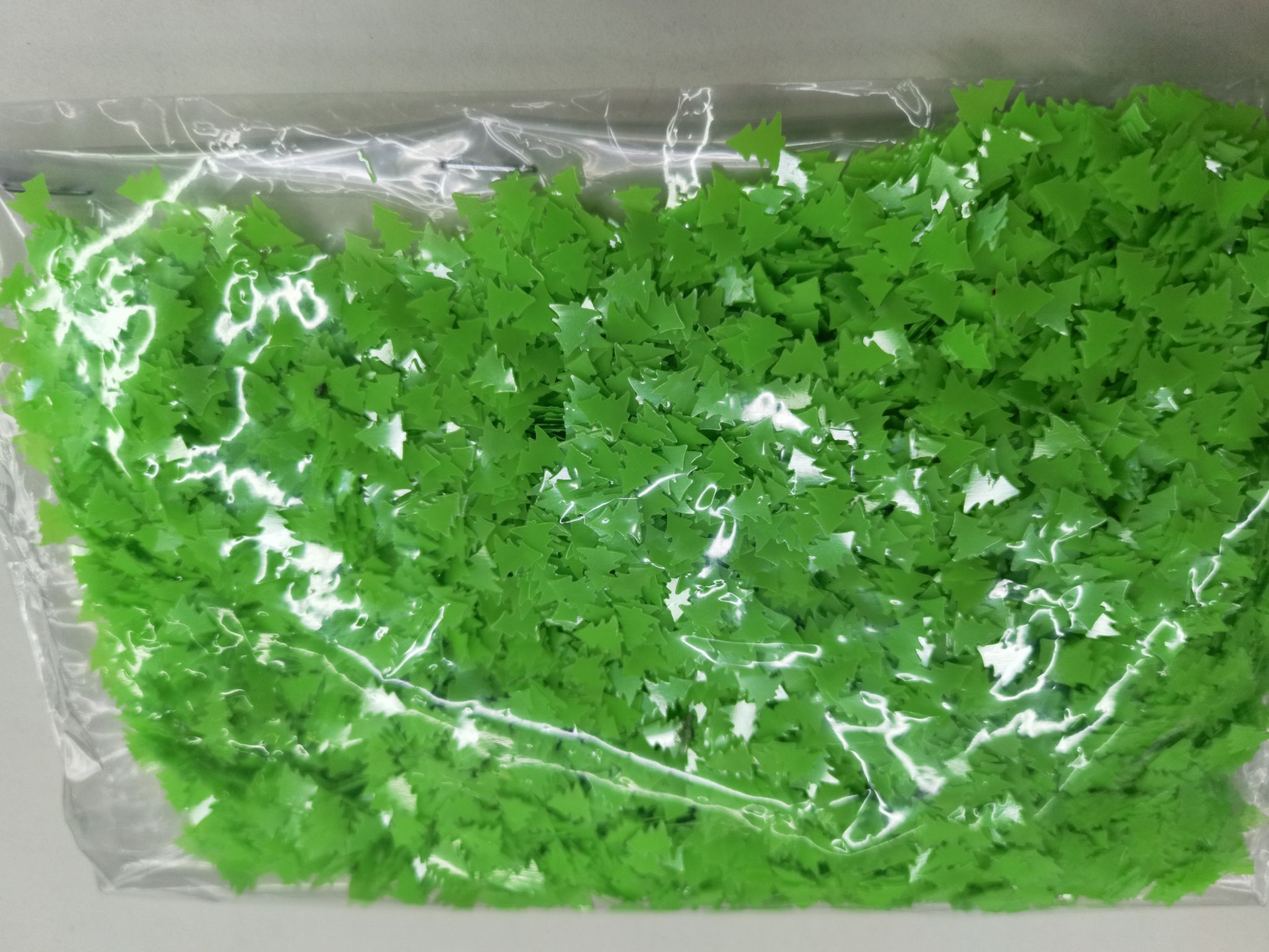 8mm luminous green Christmas tree high-temperature eco-friendly sequins, widely used in Christmas festive items, pendants and other semi-finished accessories, are deeply loved by live-streamers. Jincan 121
