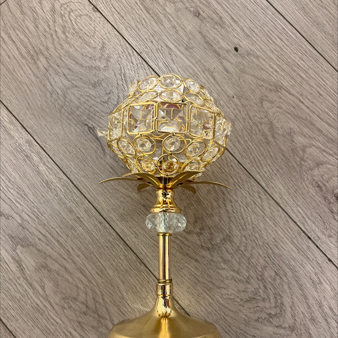 国际商贸城一期三楼三街7906店面水晶铁艺烛台纸巾盒，垃圾桶果盘，蛋糕盘按照客户要求定制产品欣隆066