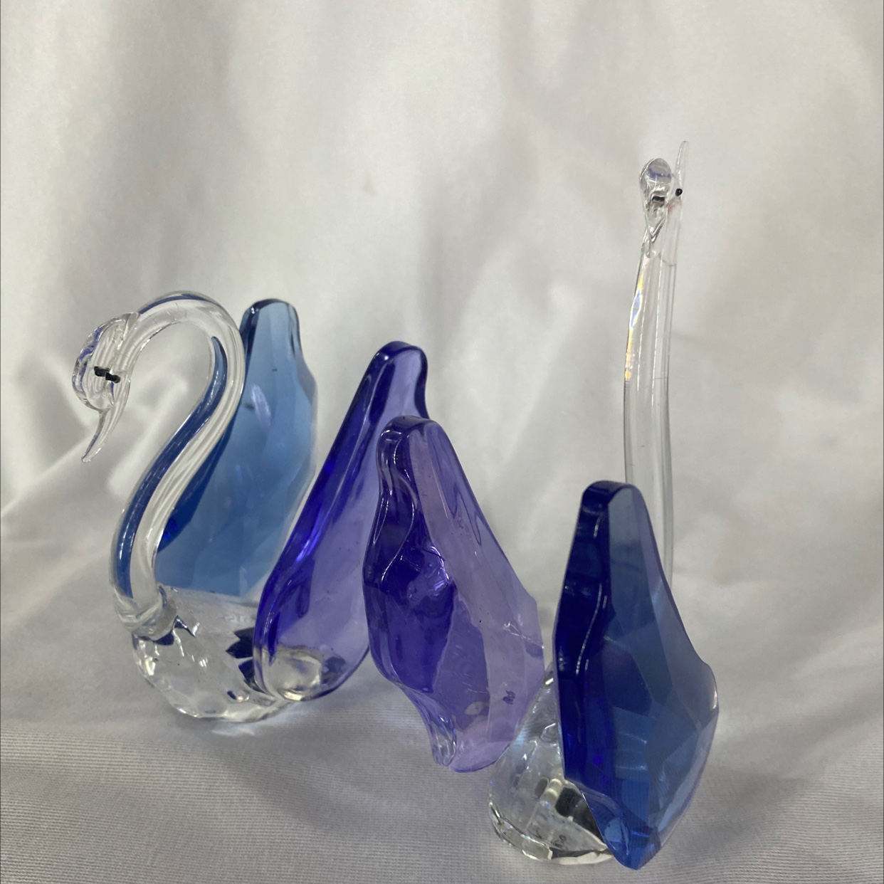 A pair of blue winged swans made of Bixing Crystal symbolizes a beautiful love. AA540542 Specification image