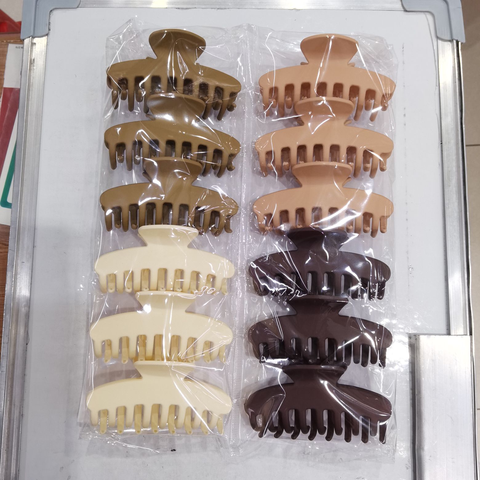 Haishen Accessories, a popular and trendy Korean-style fashionable rubber milk tea 4-color plastic scratch-off clip, a classic and popular Korean-style milk tea-colored hair clip for women details Picture