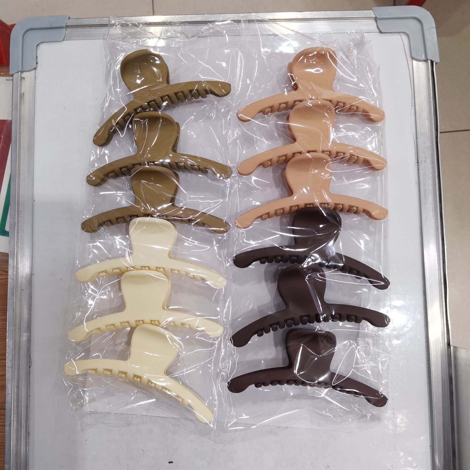 Haishen Accessories, a popular and trendy Korean-style fashionable rubber milk tea 4-color plastic scratch-off clip, a classic and popular Korean-style milk tea-colored hair clip for women Item Picture