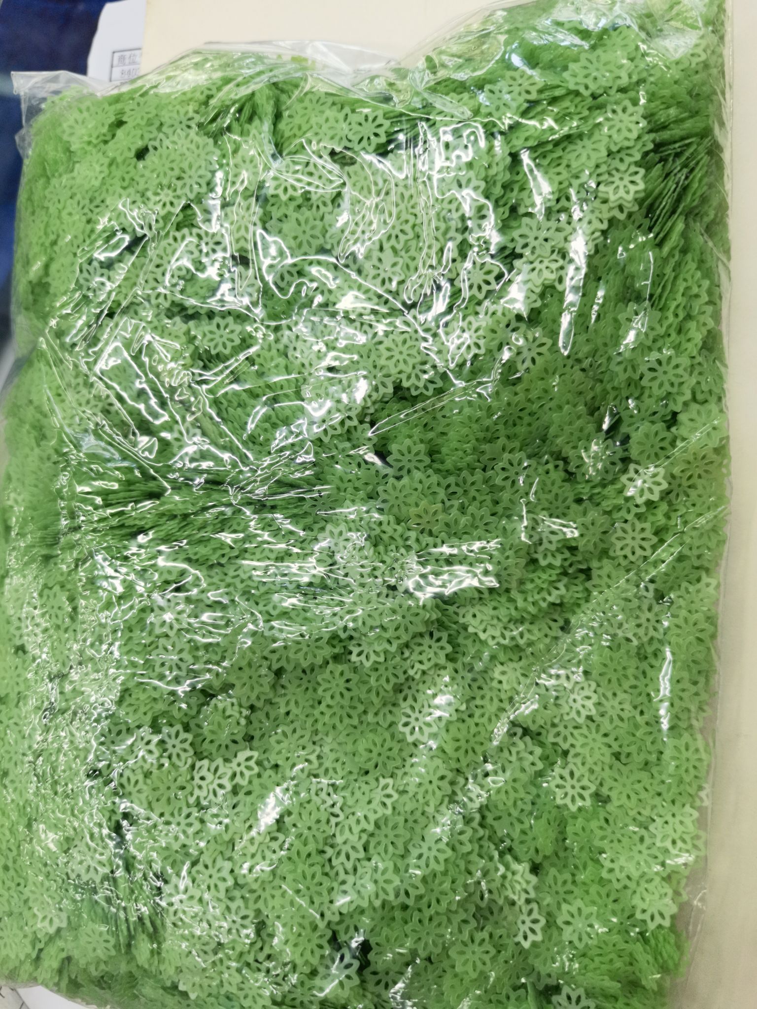 10mm hollowed-out matte green plum blossom sequins, suitable for handicrafts, sticker packaging, chains, earrings and various semi-finished accessories. Jincan 111, high-temperature environmentally friendly sequins, wearable