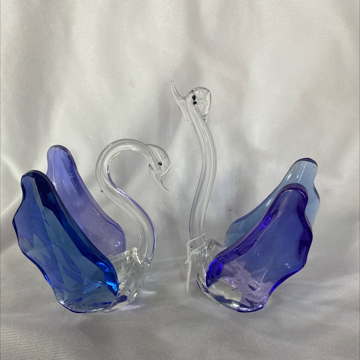 A pair of blue winged swans made of Bixing Crystal symbolizes a beautiful love. AA540542