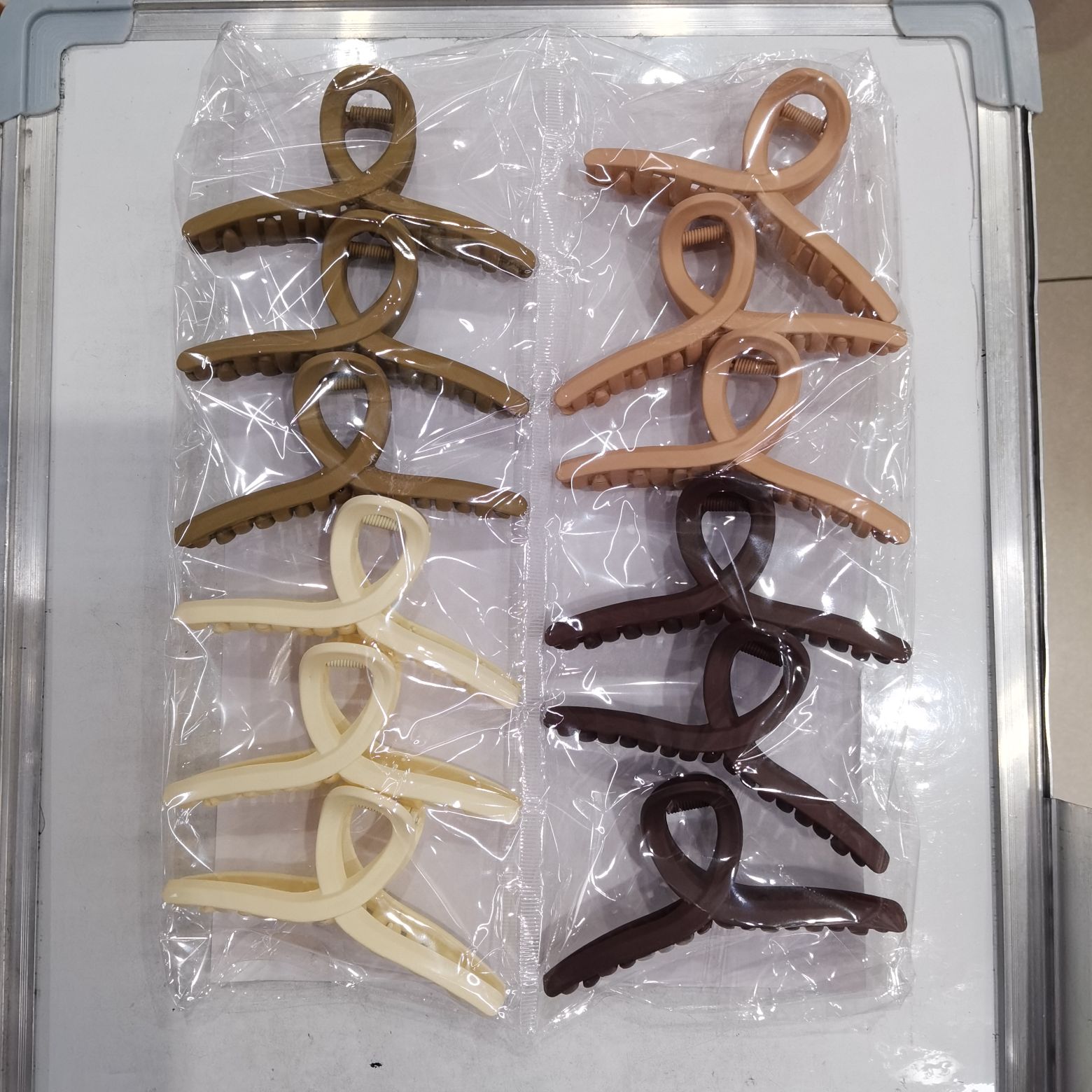 Haishen Accessories, a popular and trendy Korean-style fashionable rubber milk tea 4-color plastic scratch-off clip, a classic and popular Korean-style milk tea-colored hair clip for women Application Scenario