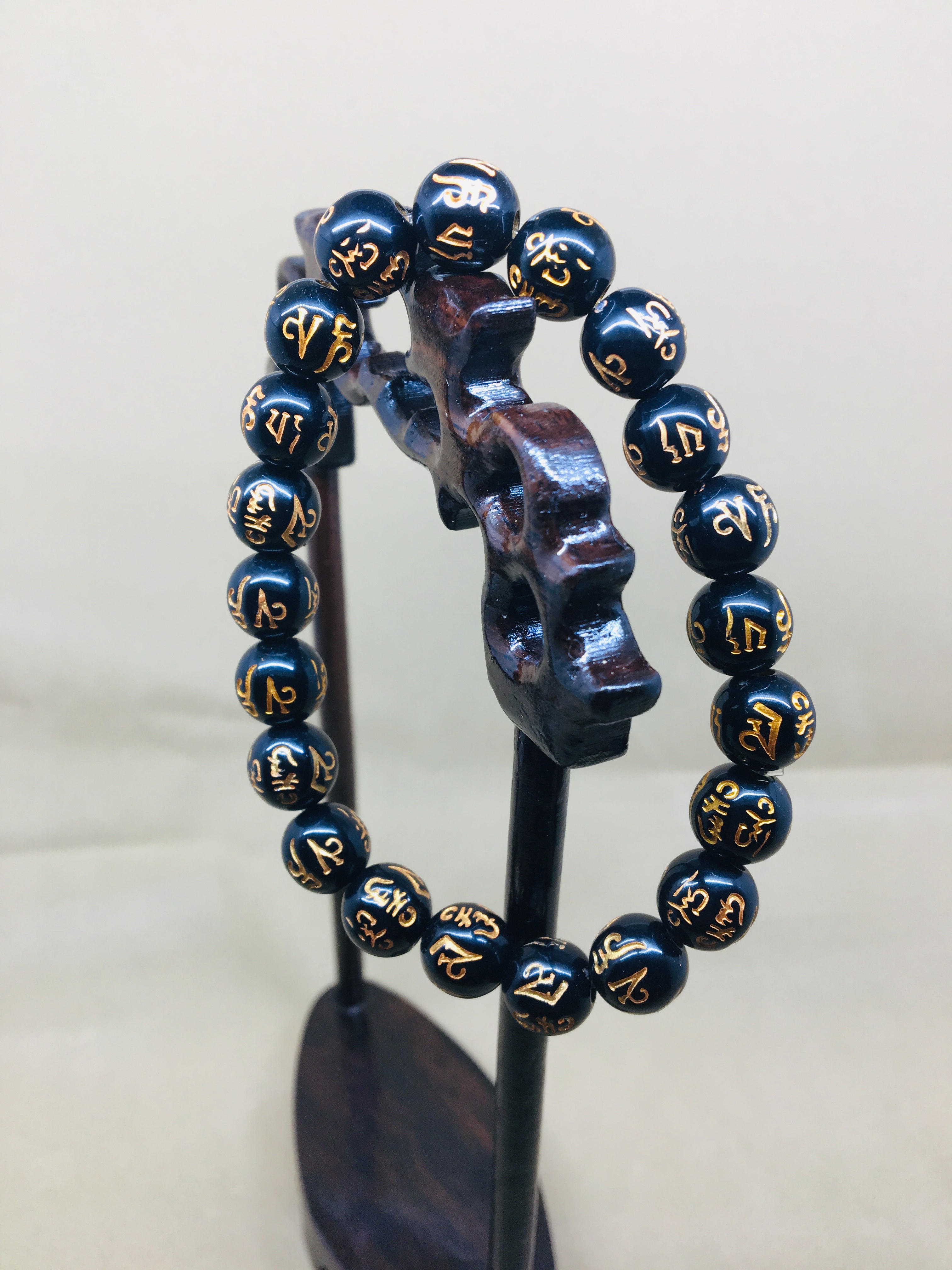 Resin material best-selling items are selling well in scenic spots and tourist attractions. 10mm red bracelets and 10mm bracelets are essential for setting up stalls in shopping centers details Picture