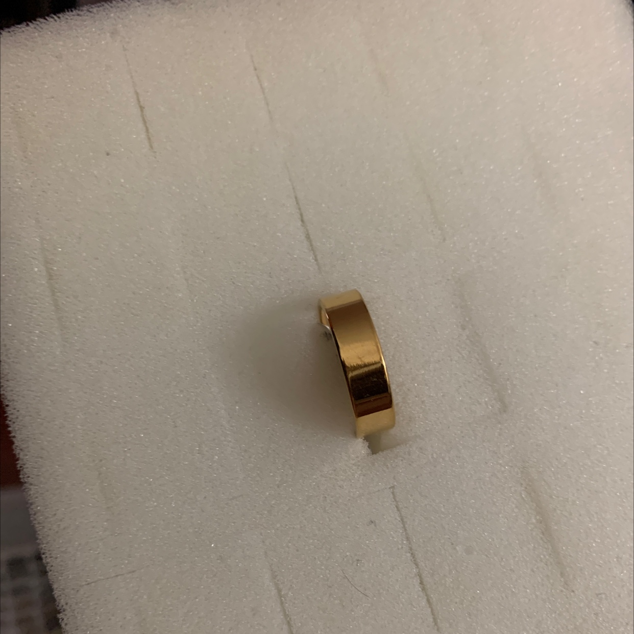 The golden flat smooth plate design style is unique, charming, fashionable, trendy, versatile, slimming and clean accessory Item Picture