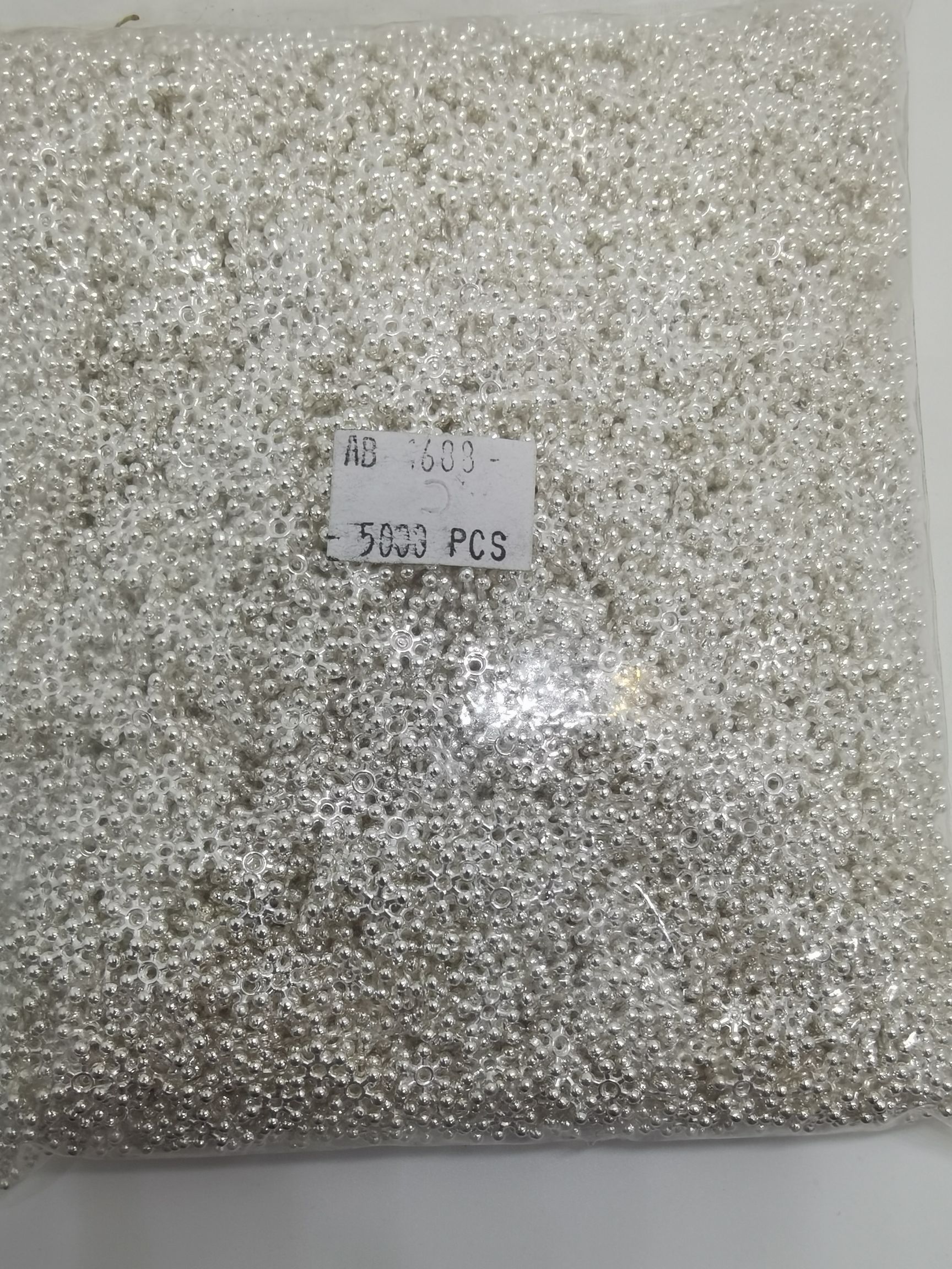 Each pack contains 5,000 pieces of 8m snowflakes