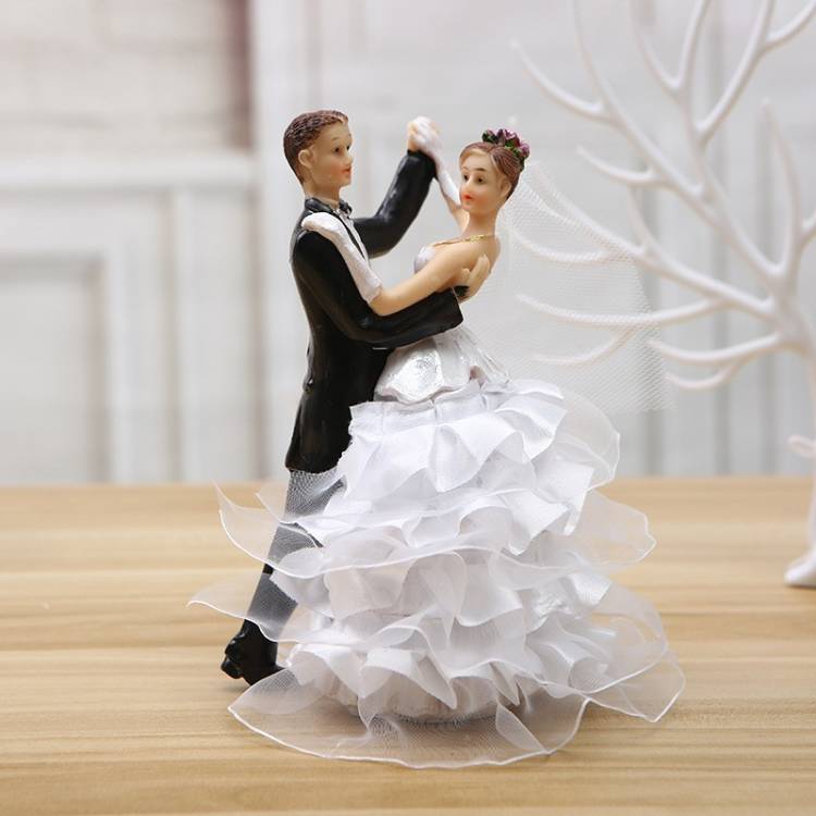 New wedding character resin handicrafts, Western-style wedding cake decoration, small figurines, wedding romantic couple dolls detail image 2