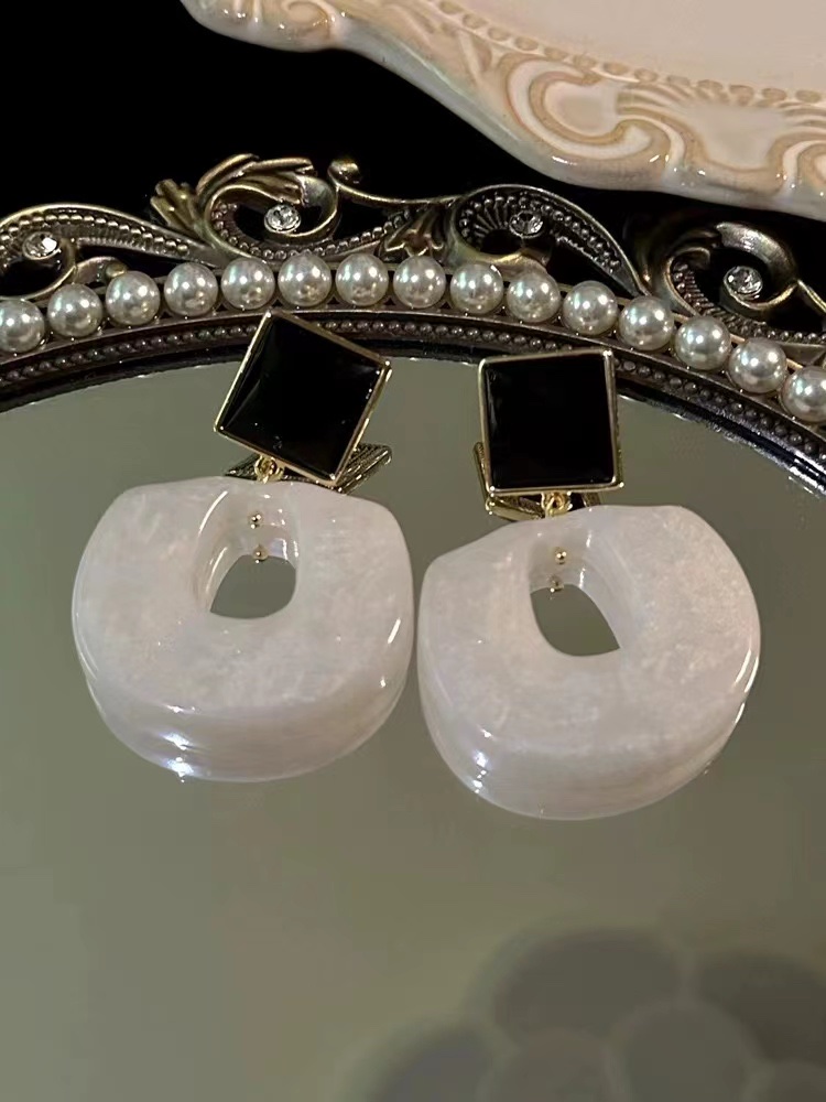 Black and white contrasting color elegant earrings, anti-allergy silver needle jewelry, CAI Ni accessory model 106
