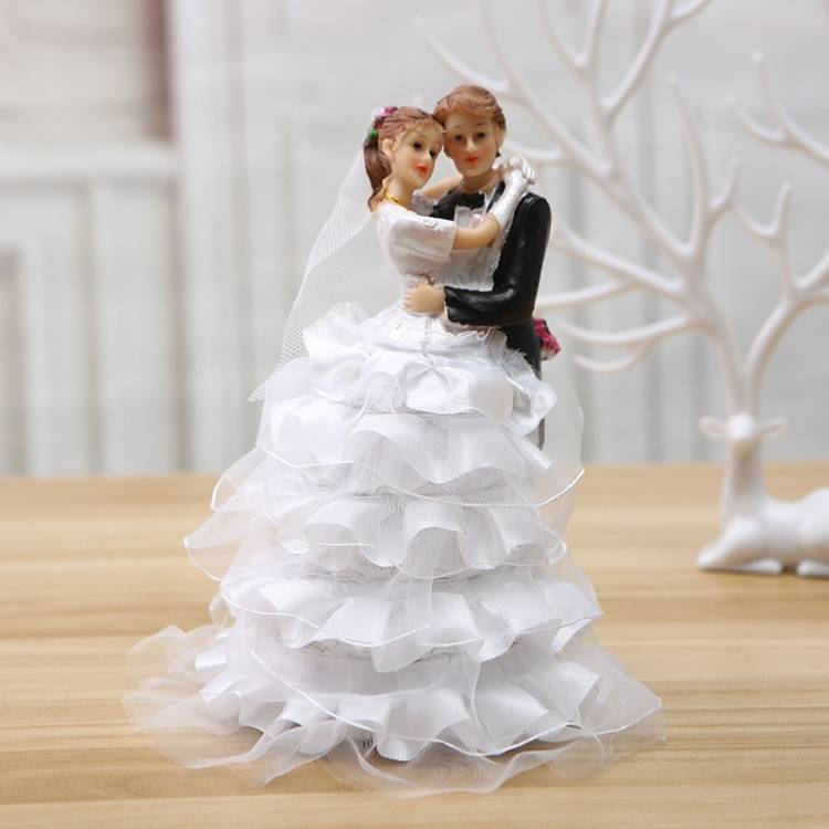 New wedding character resin handicrafts, Western-style wedding cake decoration, small figurines, wedding romantic couple dolls detail image 4