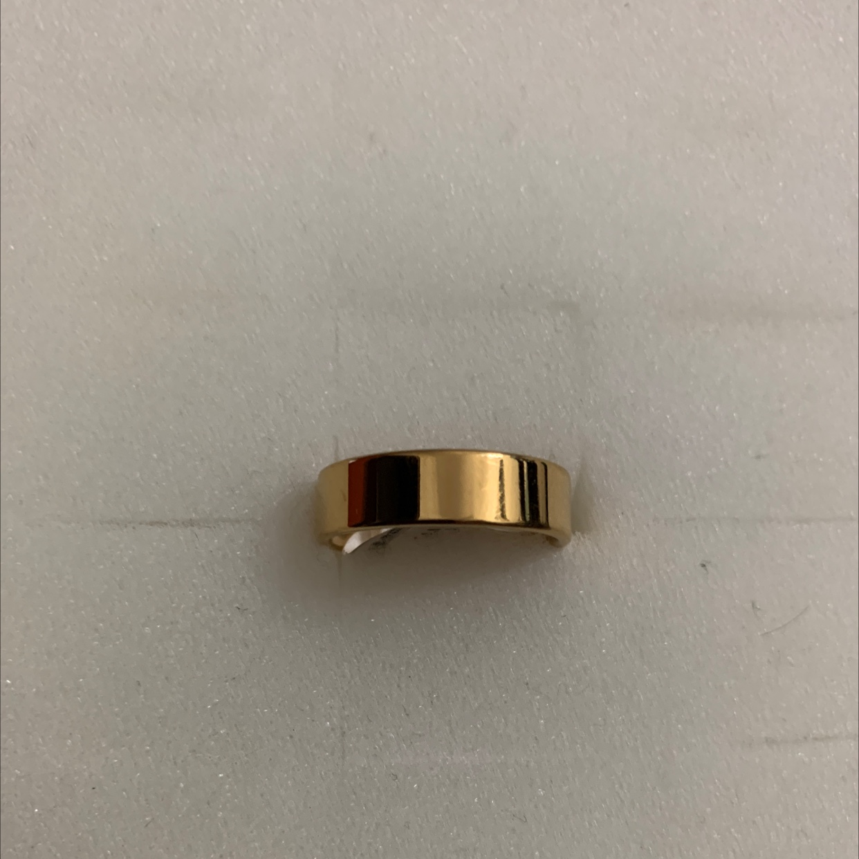 The golden flat smooth plate design style is unique, charming, fashionable, trendy, versatile, slimming and clean accessory Application Scenario