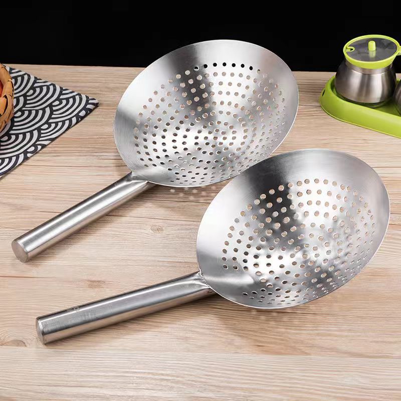 Stainless steel oil drum spoon with thickened oil grid and deepened large strainer, hotel and restaurant kitchen mesh strainer, all-steel handle strainer shell details Picture