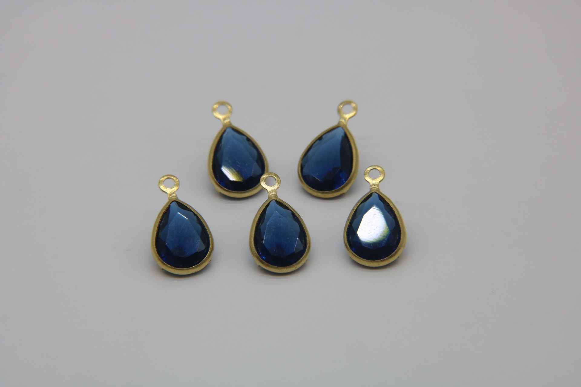 Teardrop-shaped colored glass trim with pendant accessories, earrings, necklaces and pendants