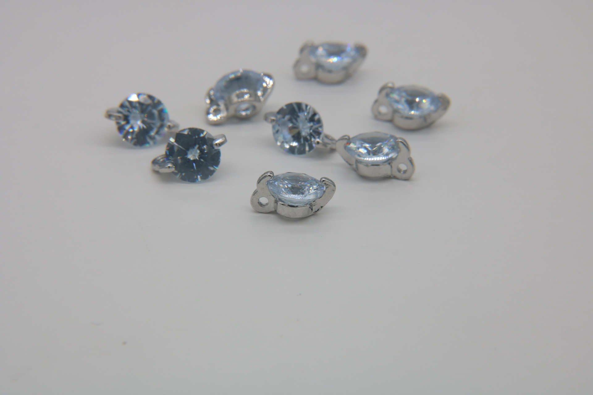 Round zircon accessory necklace pendant with white K color retention Specification image