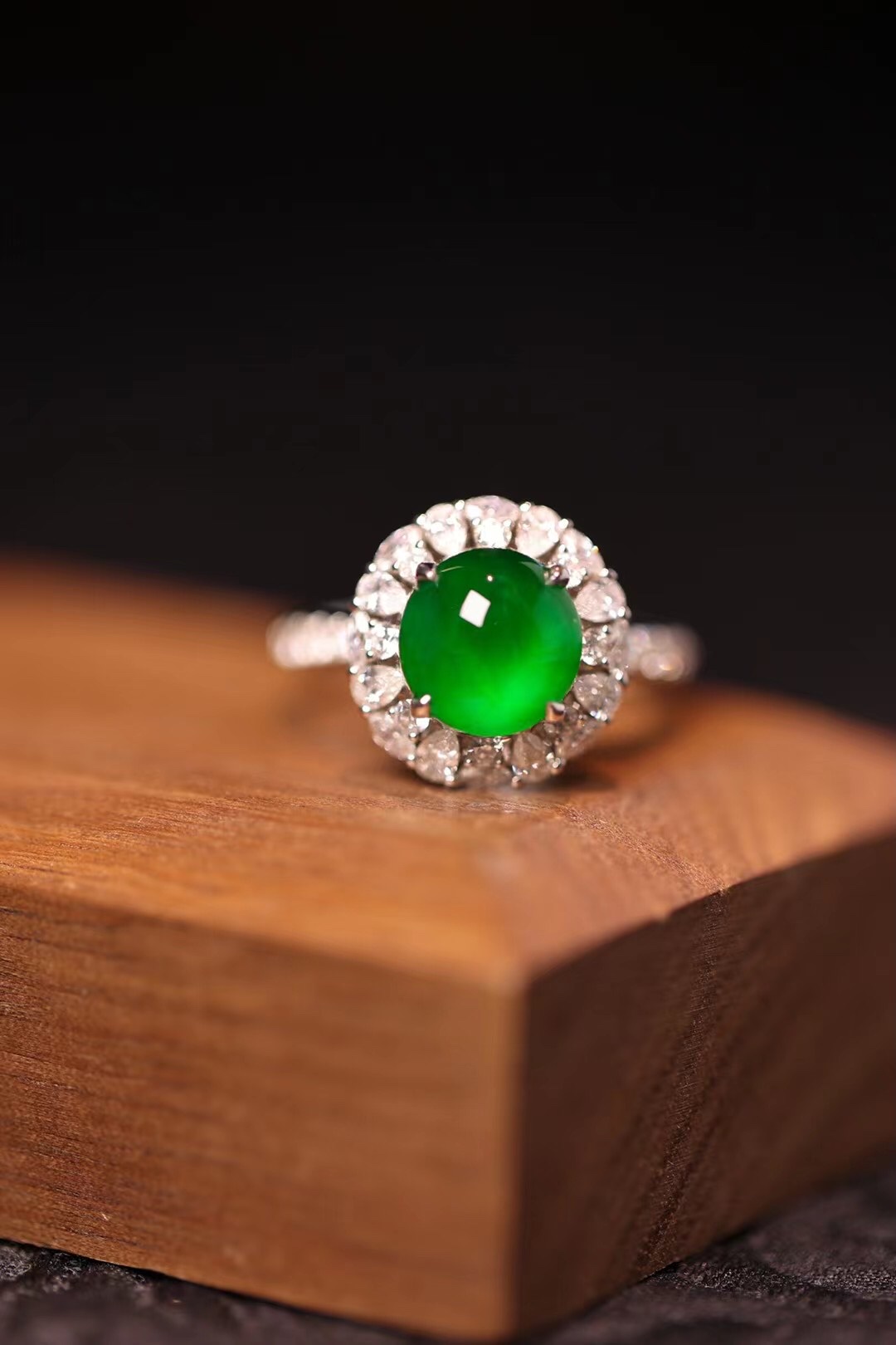 天然a货阳绿翡翠戒指女冰种满绿蛋面裸石祖母绿玉戒面详情2