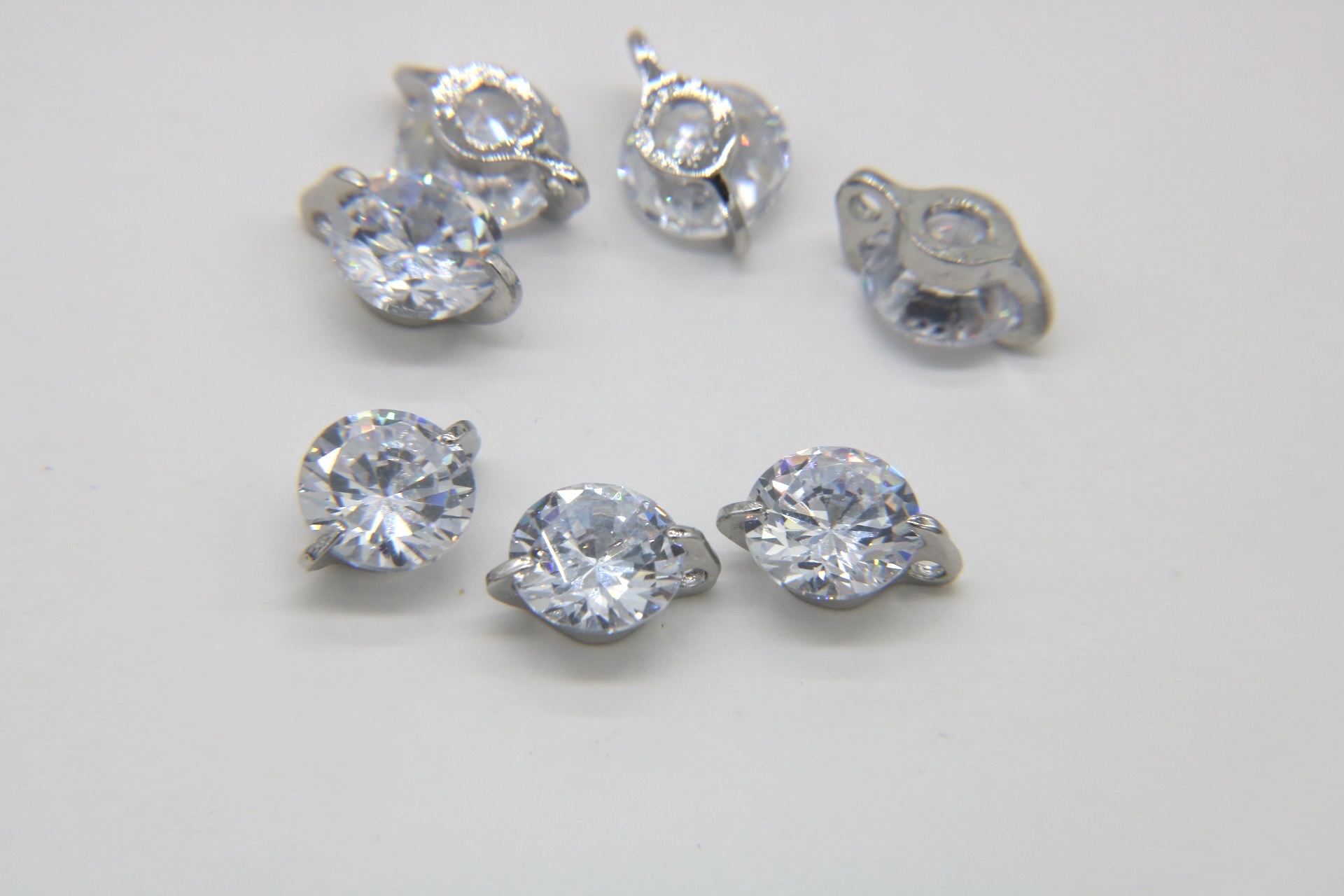 Round zircon accessory necklace pendant with white K color retention