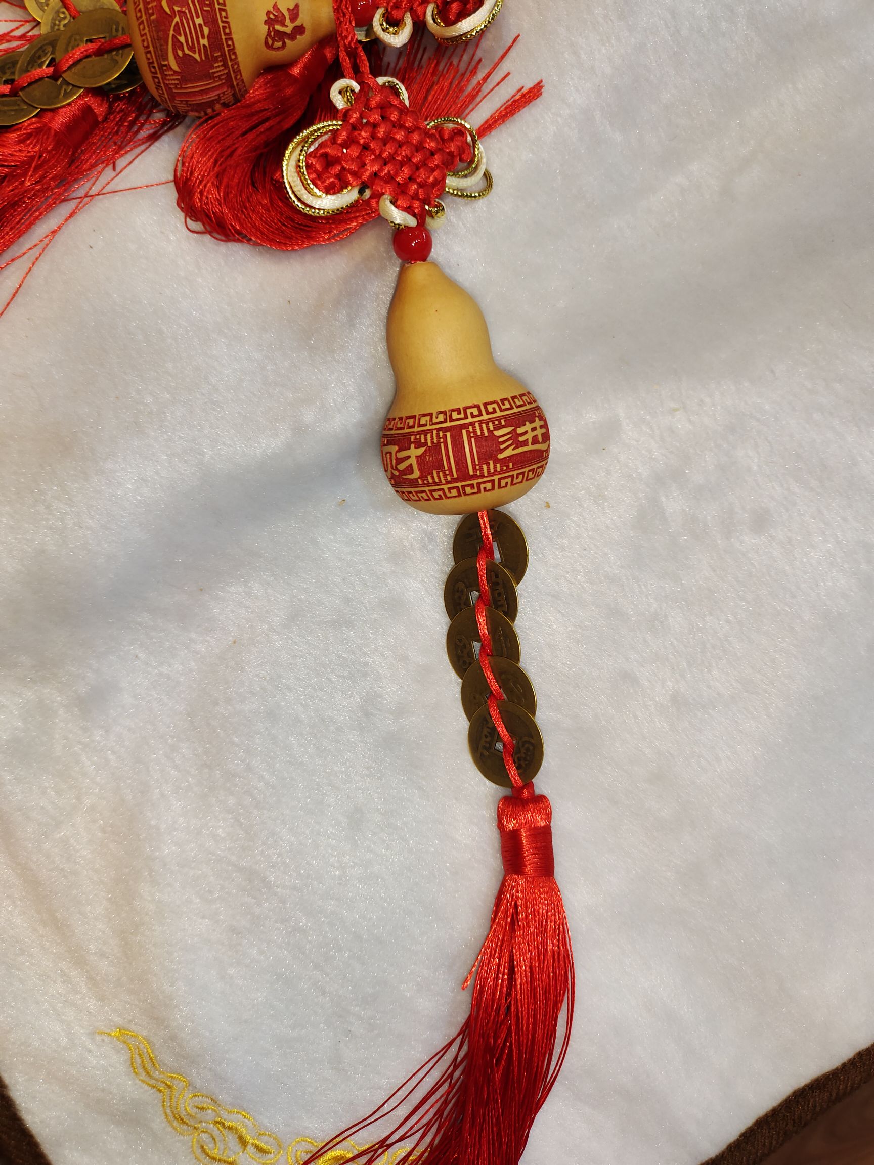 A natural hand-held gourd engraved with blessings, prosperity, longevity, joy and wealth, along with the Five Emperors' coins Application Scenario