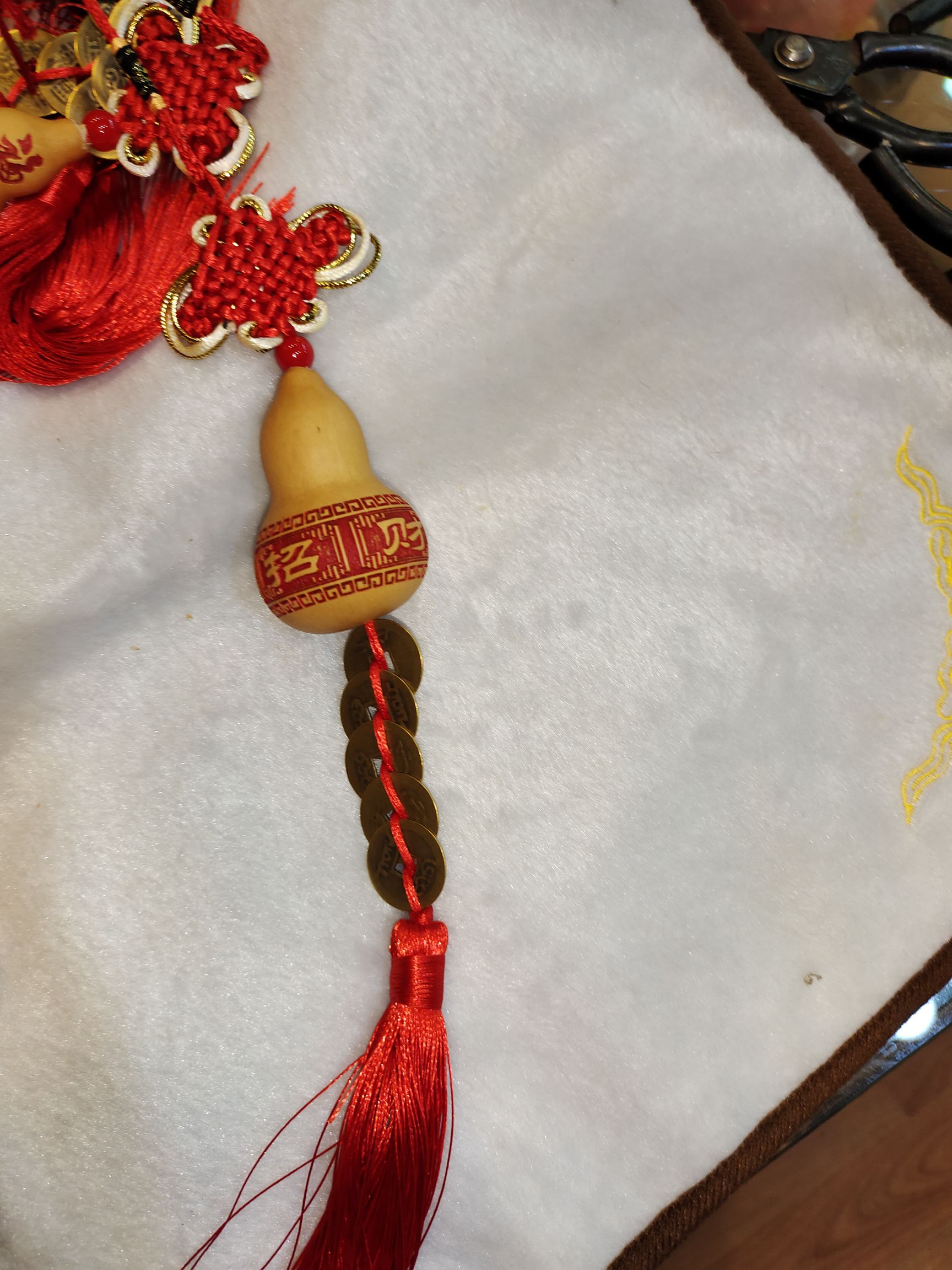 A natural hand-held gourd engraved with blessings, prosperity, longevity, joy and wealth, along with the Five Emperors' coins details Picture