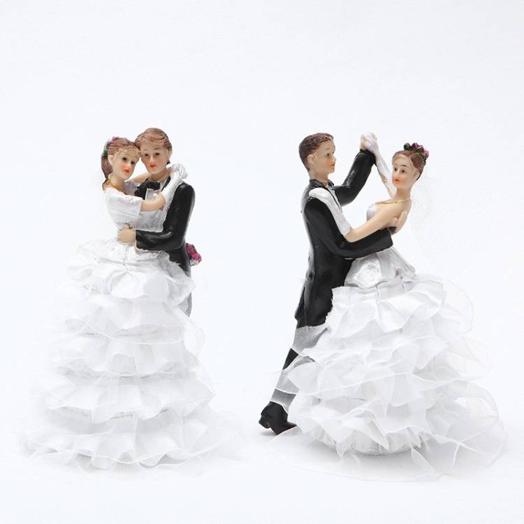 New wedding character resin handicrafts, Western-style wedding cake decoration, small figurines, wedding romantic couple dolls detail image 1