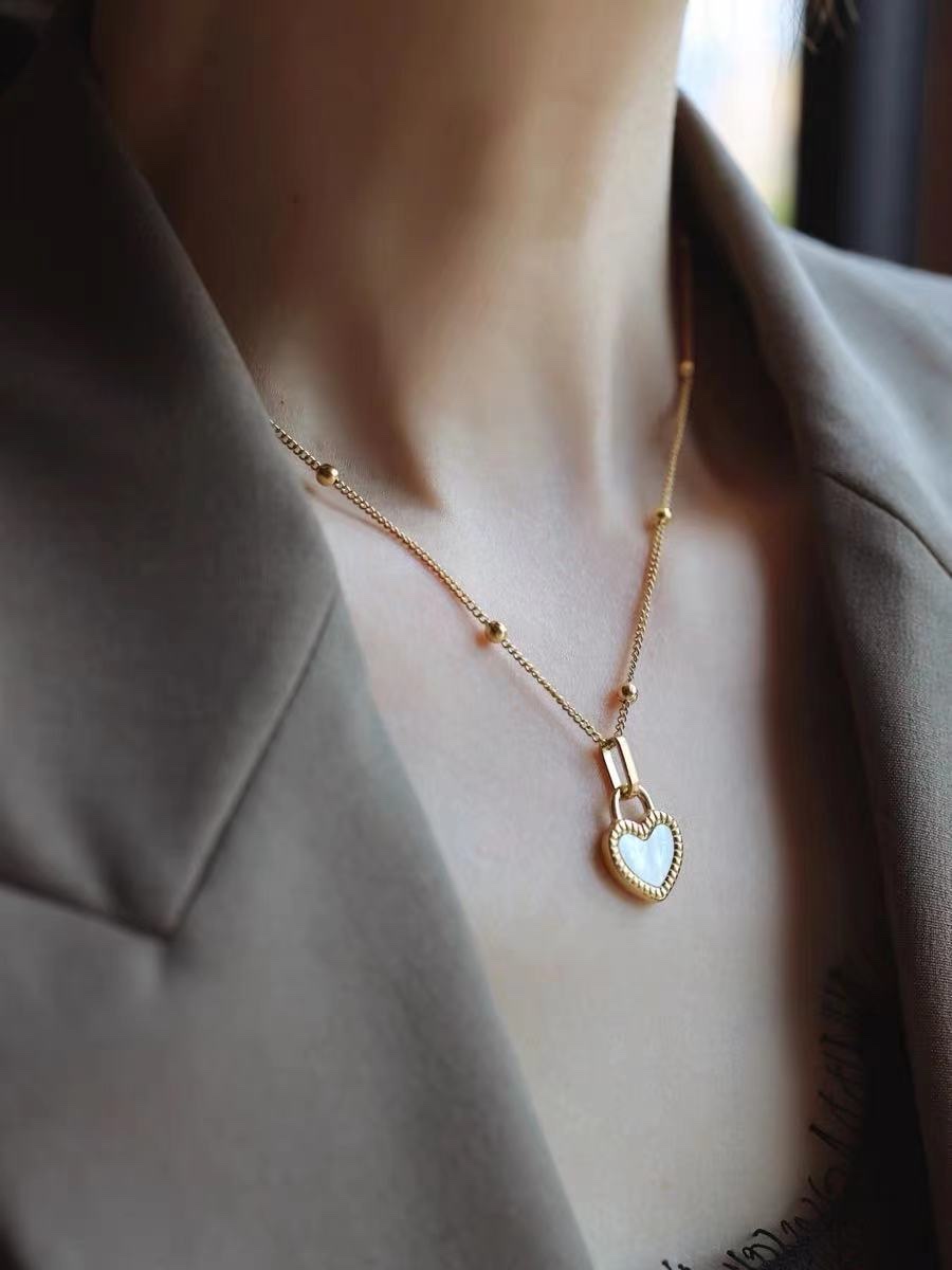 Black and white double-sided heart-shaped bead necklace, Bao 'olai Bao 'olai Bao 'olai Bao 'olai