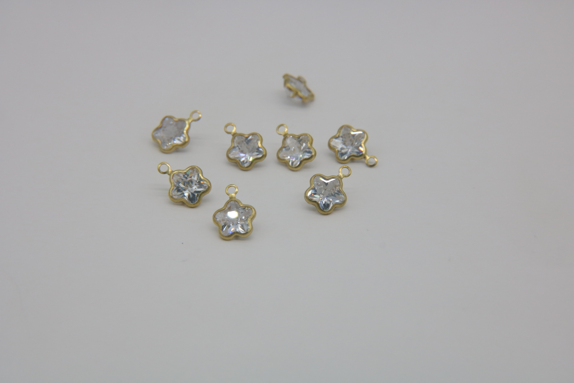 Zircon claws, zircon edges, zircon accessories, plum blossom-shaped strap, hanging edge, copper accessories, earrings, necklaces, pendants
