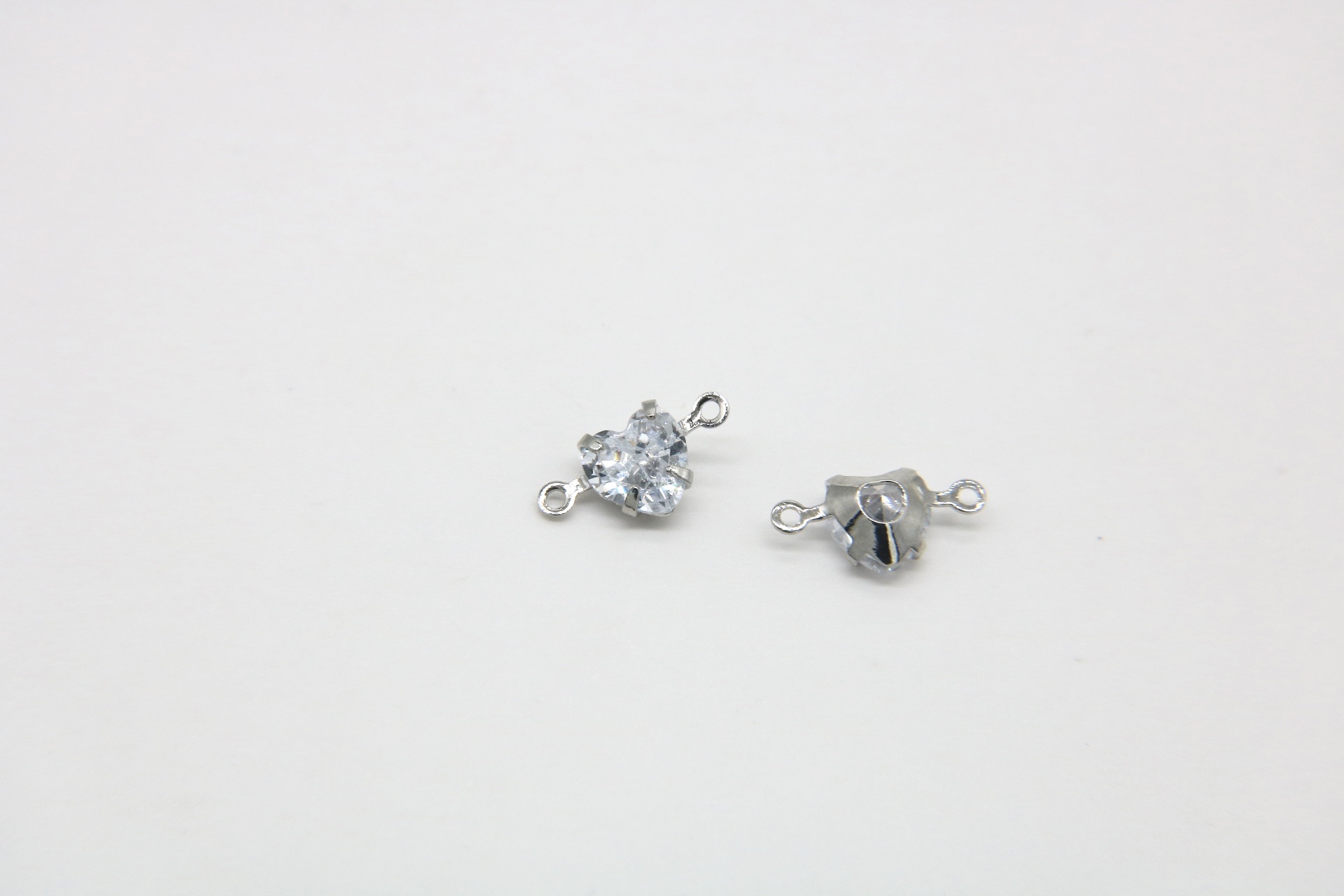 The heart-shaped zircon accessory with white K plating is a dynamic accessory pendant that can be used as a necklace, earring or pendant accessory