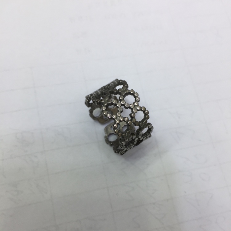 The stainless steel material laser engraving technology innovation adopts the die-casting process to clean the jewelry 2 details Picture